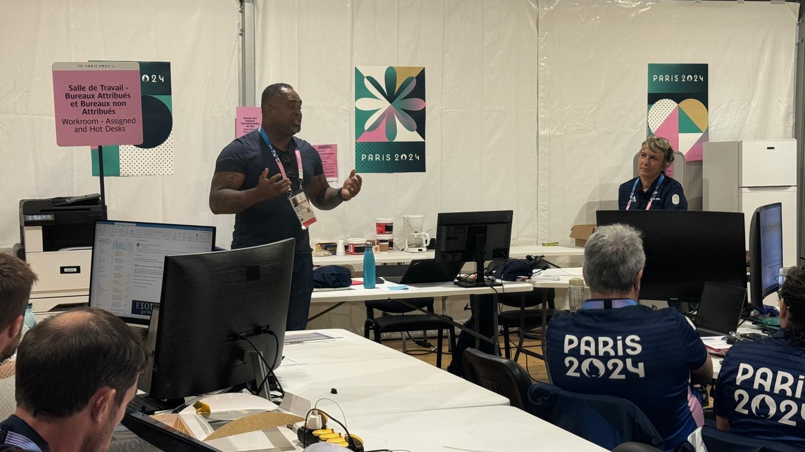 David Touche en briefing dans la salle de travail Paris 2024 à Teahupo'o